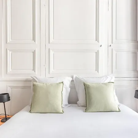 Outstanding Parisian Flat In Heart Of Center Apartment
