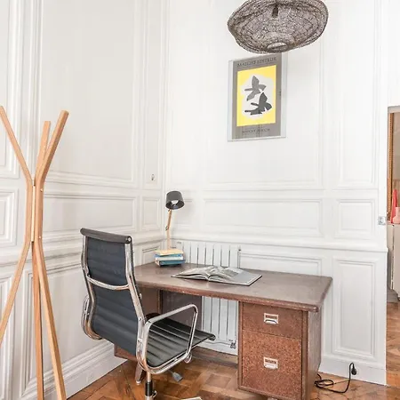 Outstanding Parisian Flat In Heart Of Center Paris