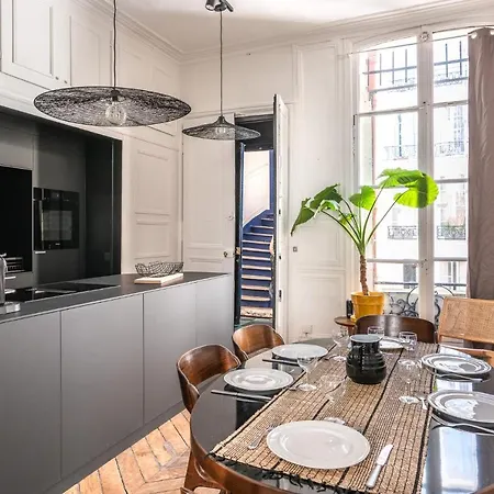 Outstanding Parisian Flat In Heart Of Center