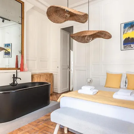 Outstanding Parisian Flat In Heart Of Center Paris