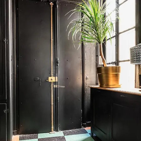 Outstanding Parisian Flat In Heart Of Center *